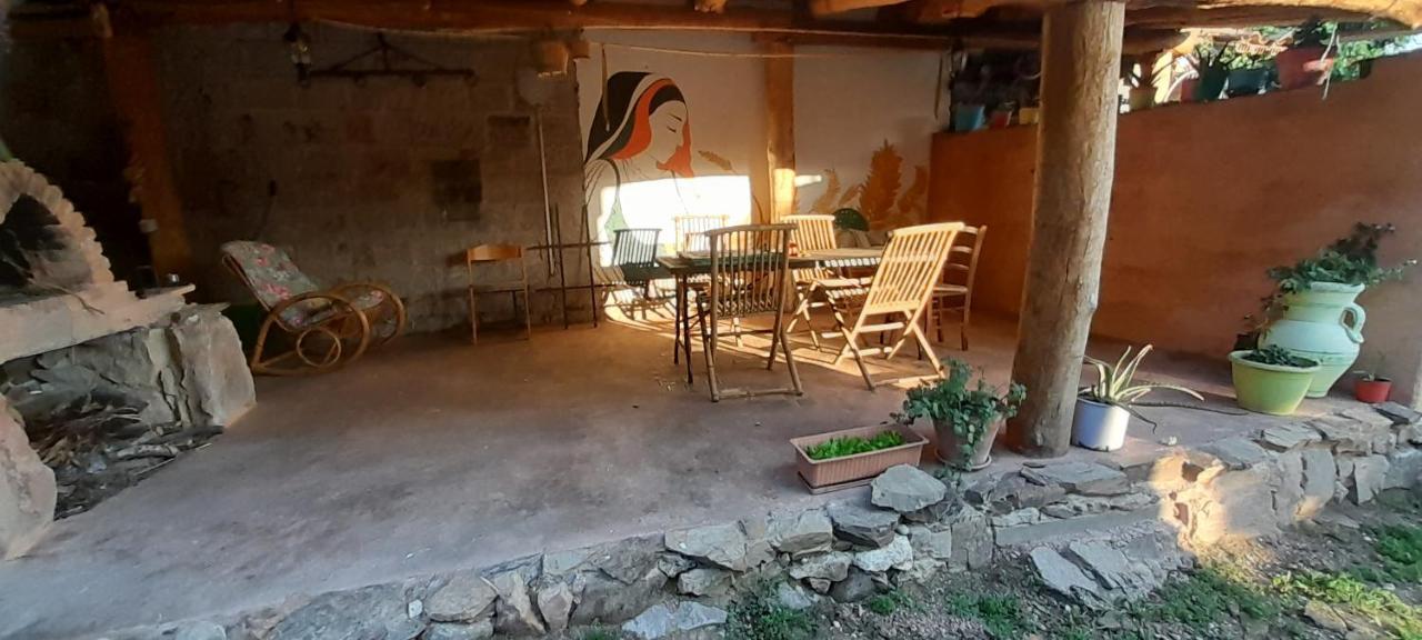 Country Living School Guest House Laconi Bagian luar foto